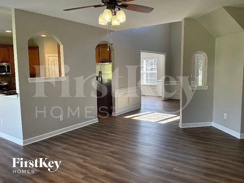 5 bed, 3.5 bath, 3168 sqft, $3,355 — Photo 4