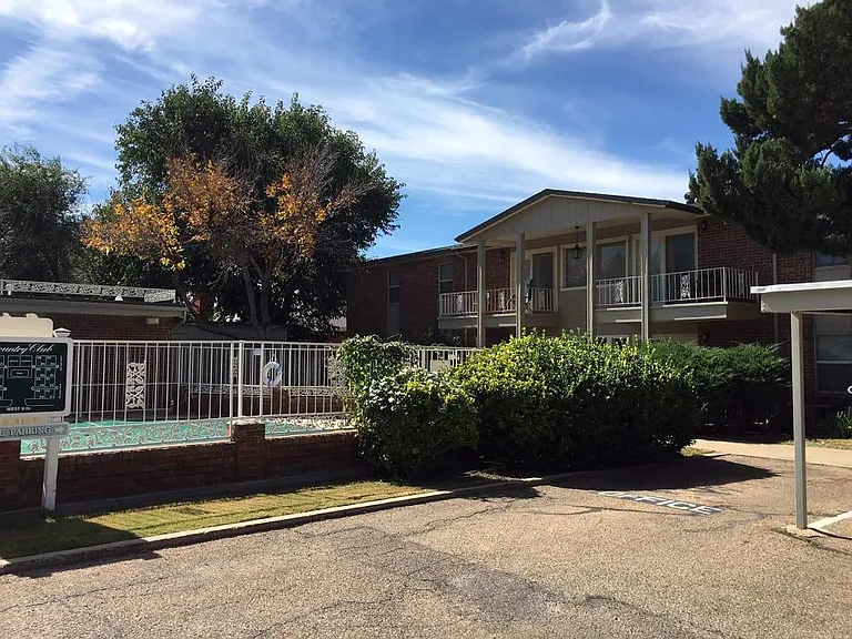 Country Club Apartments — Photo 16