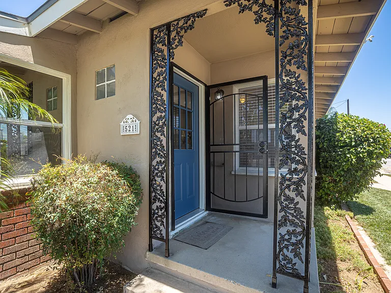521 E Date St — Photo 4