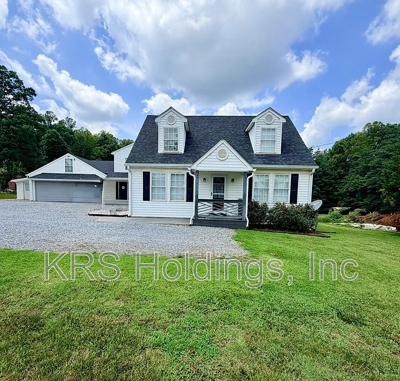 3 bed, 1.5 bath, 1340 sqft, $1,649 — Photo 1