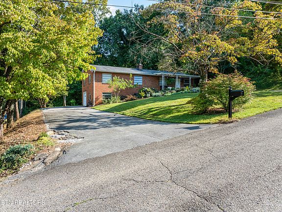3rd image of 800 Barclay Dr