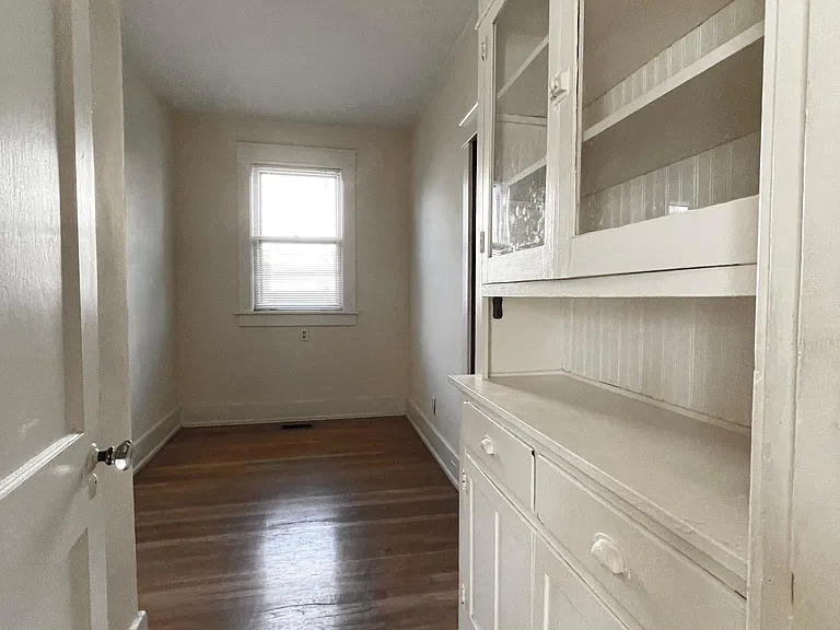(8) Breakfast nook with built-in pantry