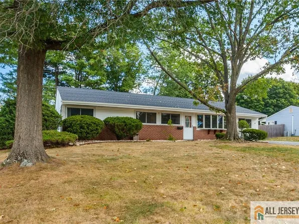 42 New Rd, Kendall Park, NJ 08824