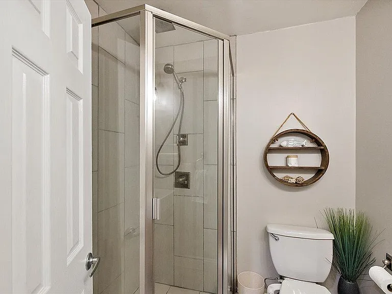 486 Charlevoix St — Photo 28