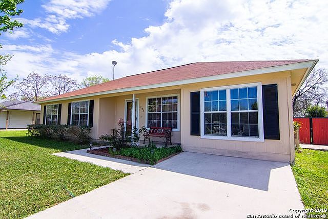 1st image of 105 Royal Crest Cir