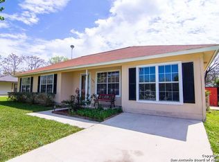 105 Royal Crest Cir, Seguin, TX 78155