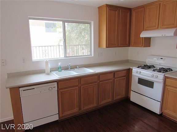 4th image of 576 Primrose Hill Ave