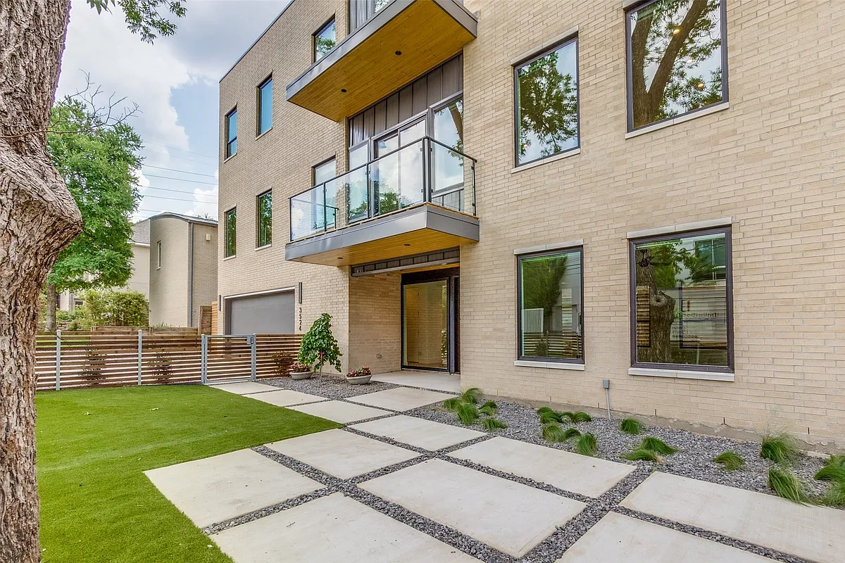 Open patio area, perfect for enjoying Summer evenings or a morning coffee - 3526 Cragmont Ave
