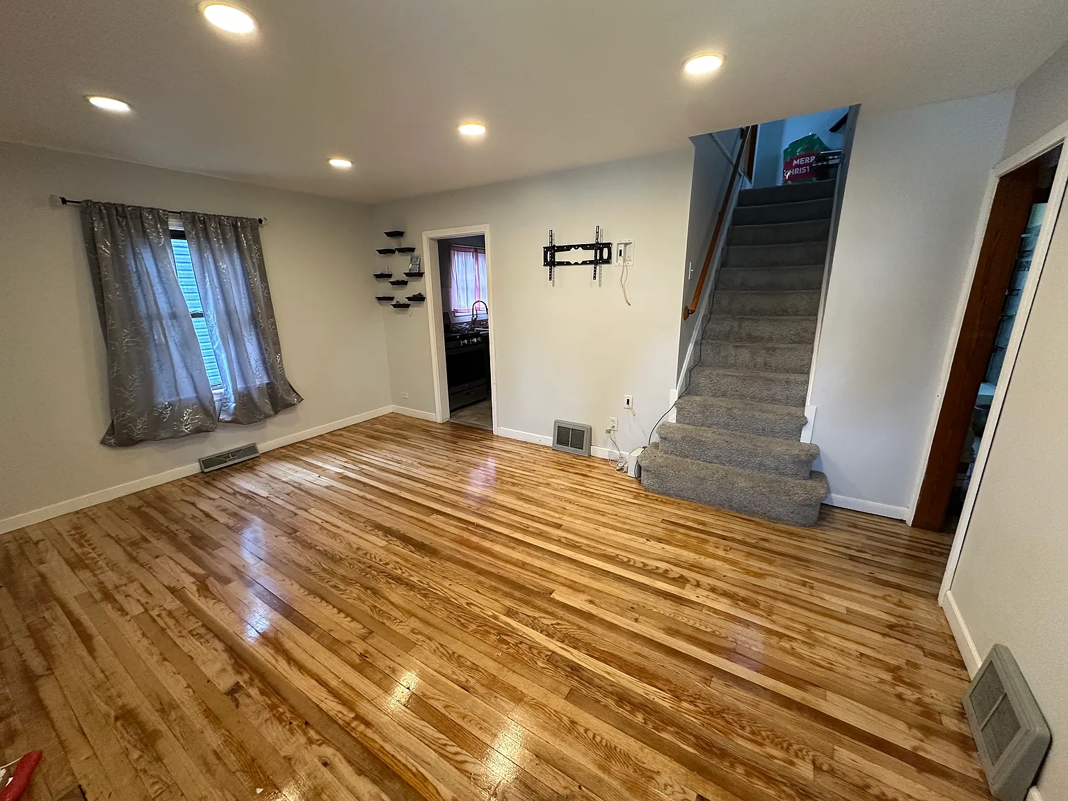 4 bed, 1097 sqft, $2,300 — Photo 2