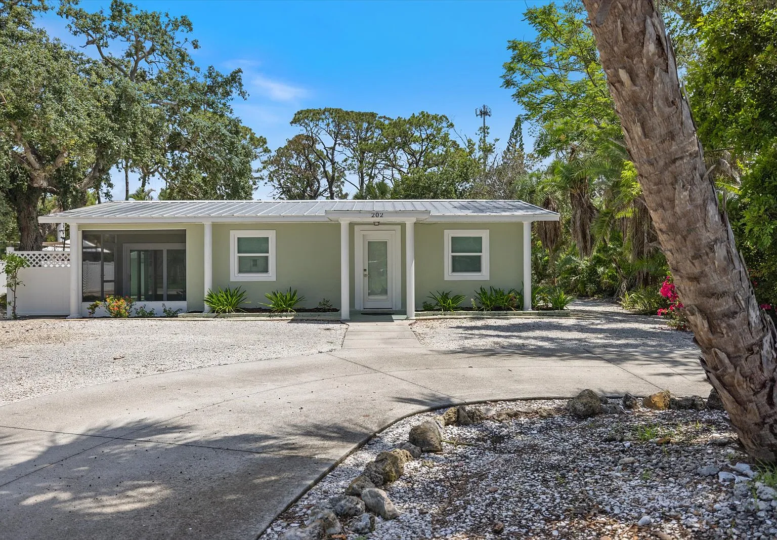 2 bed, 880 sqft, $2,100 — Photo 1