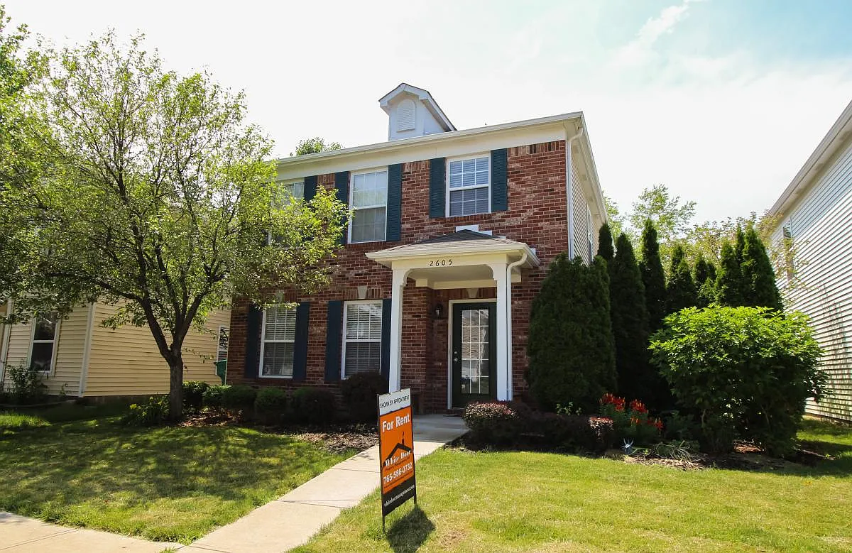 3 bed, 2.5 bath, 2476 sqft, $1,900 — Photo 1
