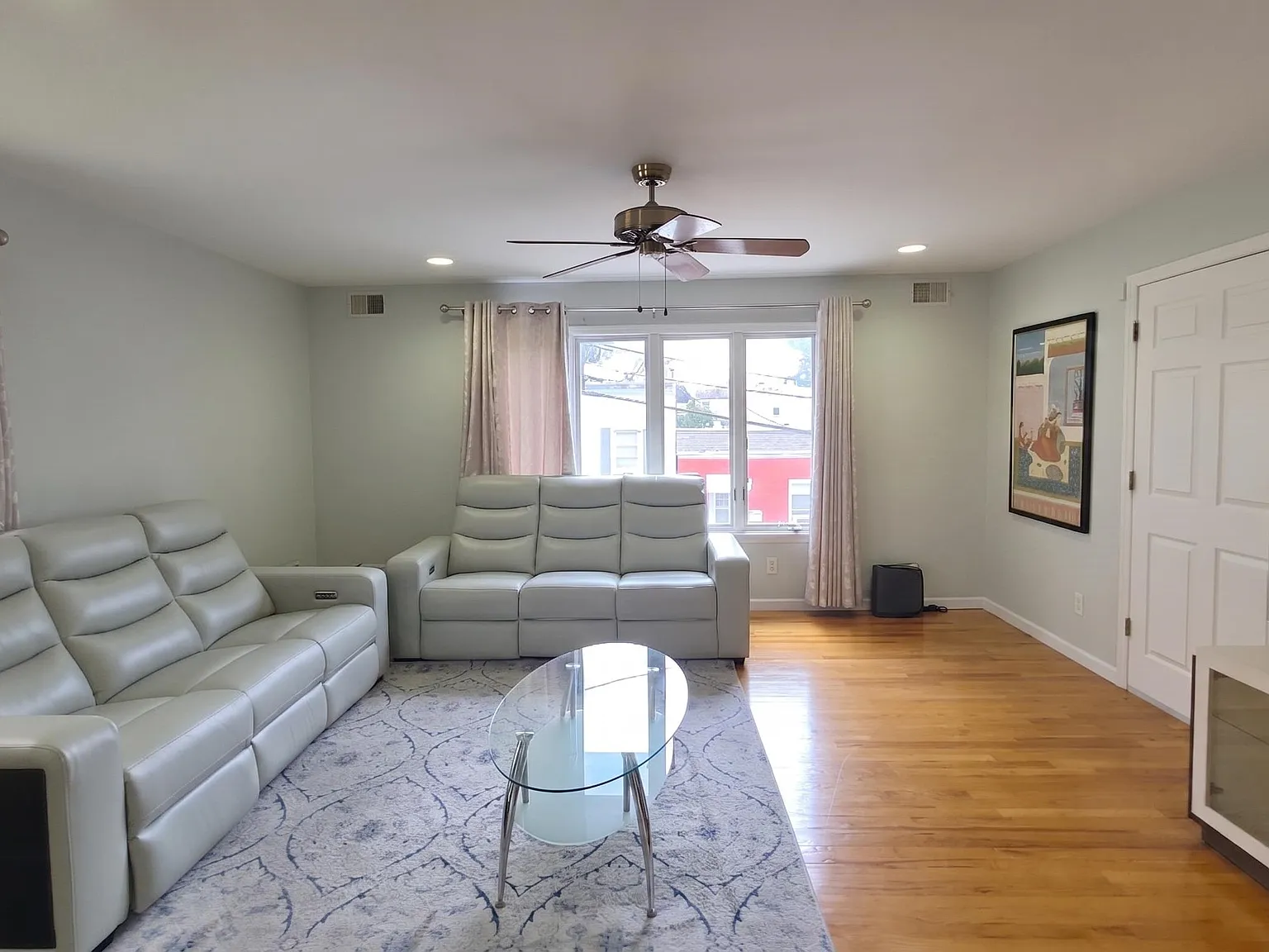 3 bed, 2.0 bath, 1500 sqft, $3,000 — Photo 3
