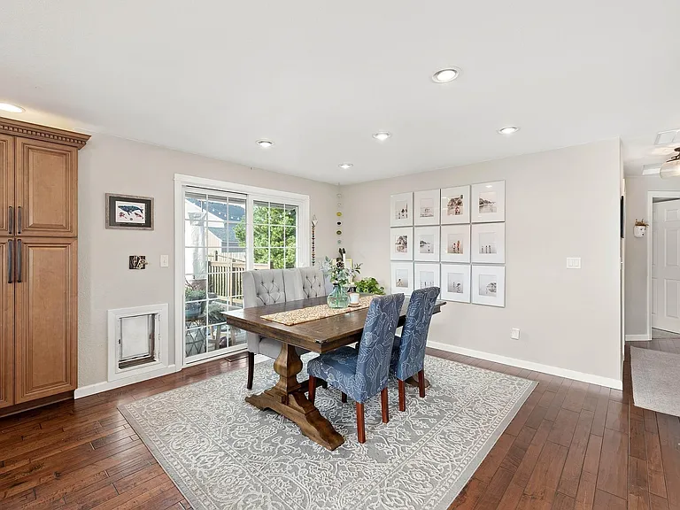 725 Peacock St — Photo 8