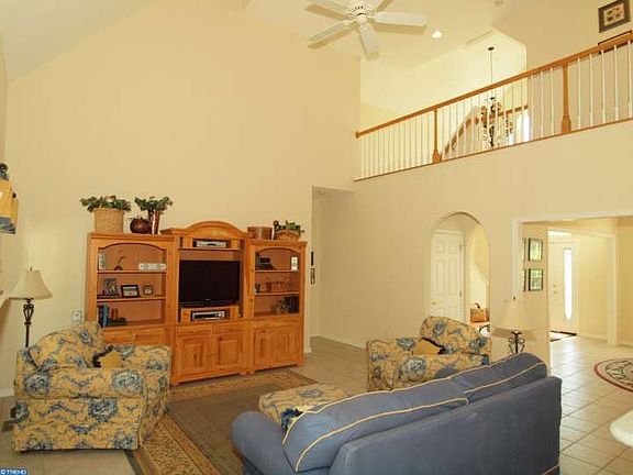 5th image of 84 Glade Cir E
