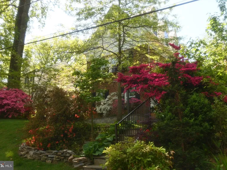4910 Crescent St — Photo 4