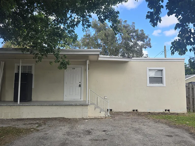1230 Kent St — Photo 1
