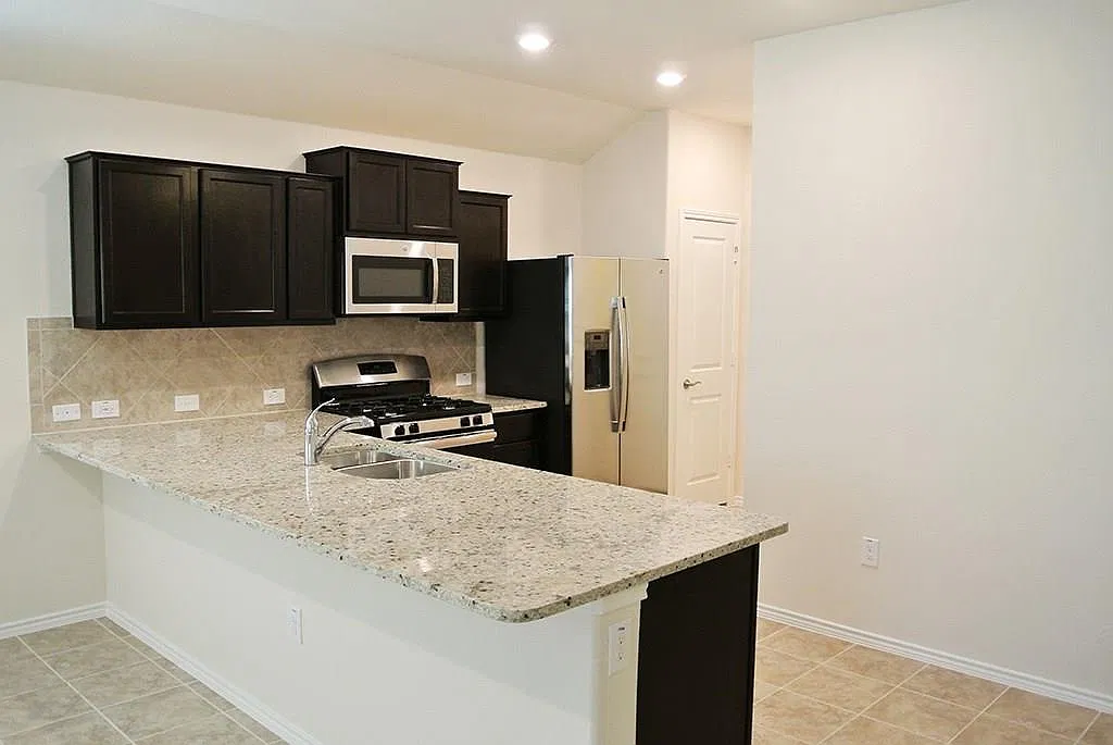 3 bed, 2.0 bath, 1455 sqft, $2,100 — Photo 3