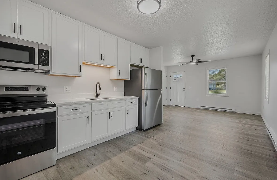 2 bed, 696 sqft, $2,100 — Photo 1