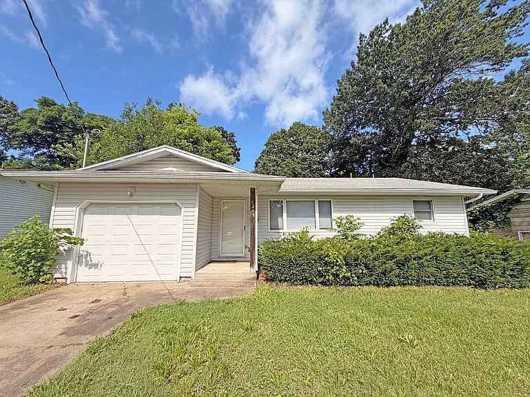 1249 S Cedarbrook Ave — Photo 3