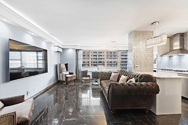 Sold by Thomas Lipovetsky, LREB | media 23