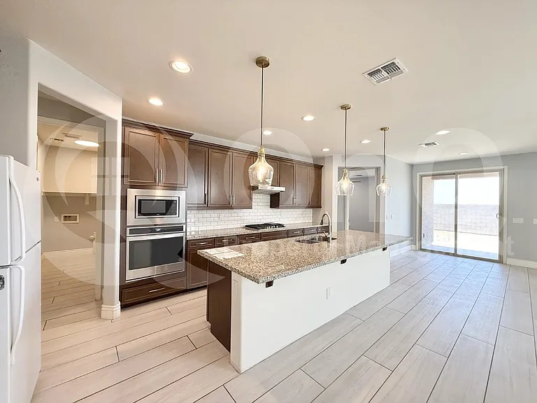 18797 W Becker Ct — Photo 4