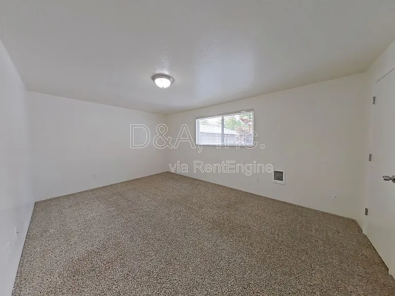 138 NE Conifer Blvd #6 — Photo 10