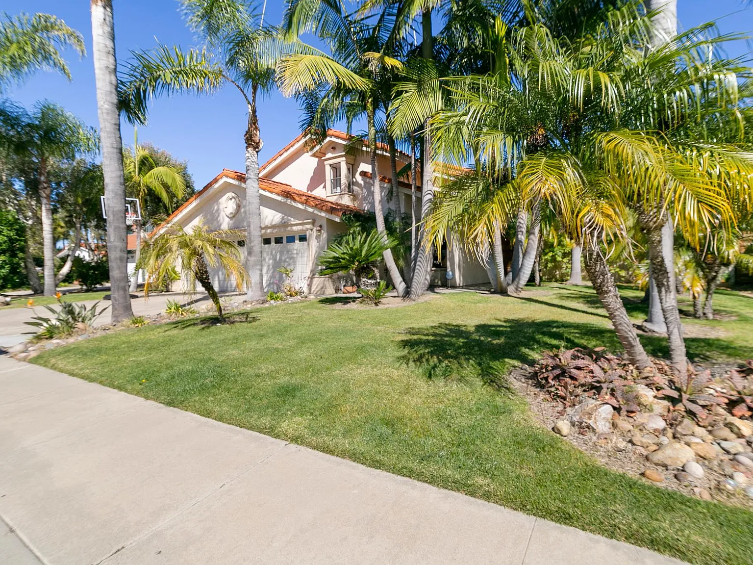 5 bed, 2500 sqft, $8,500 — Photo 2