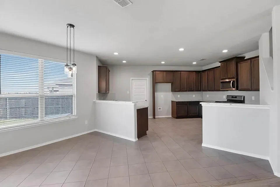 5 bed, 2.5 bath, 2598 sqft, $4,000 — Photo 3
