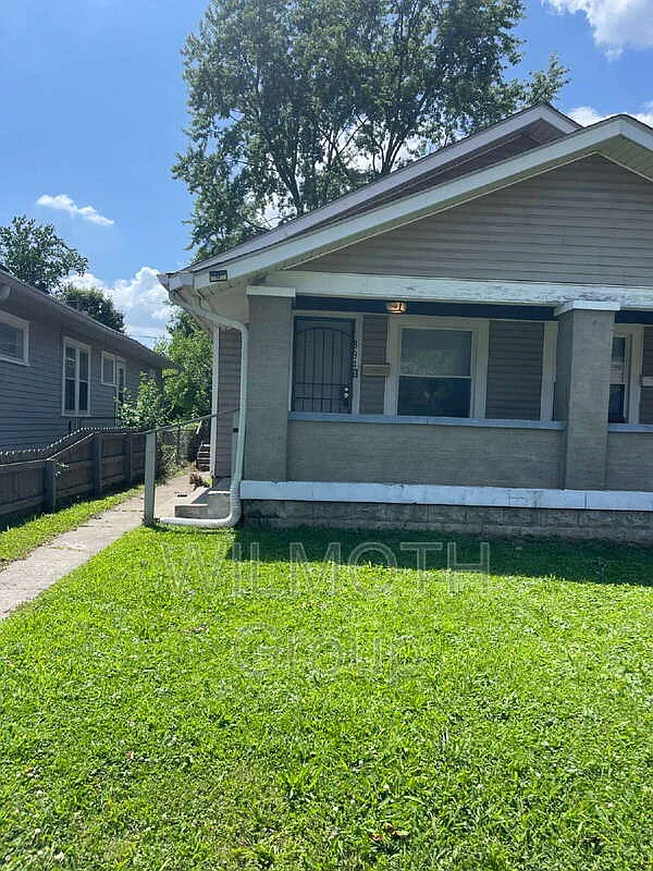 894 N Gladstone Ave photo 1