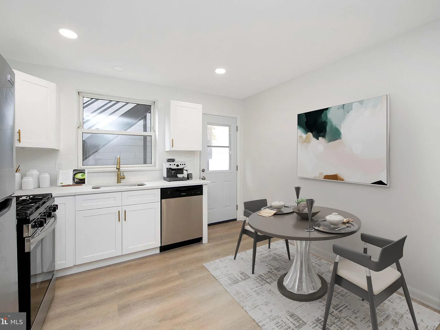 2 bed, 1.0 bath, 1000 sqft, $2,100 — Photo 2
