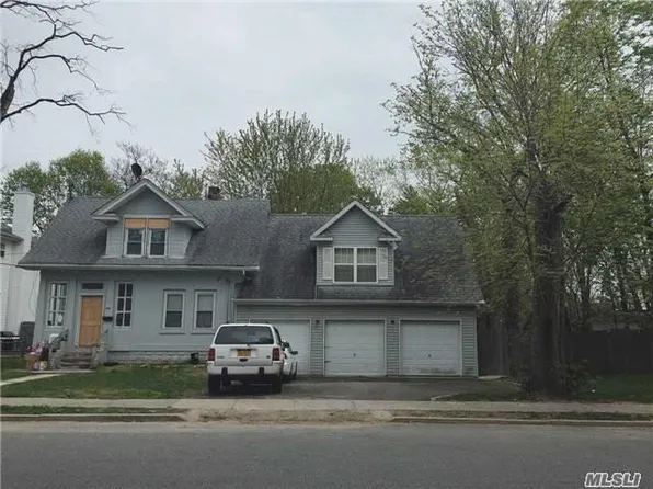 50 Columbia St, Huntington Station, NY 11746
