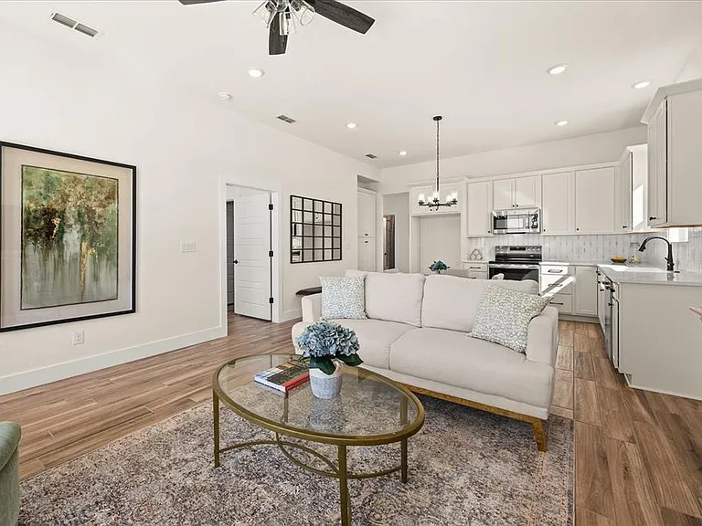 802 S Creek St #108 — Photo 4