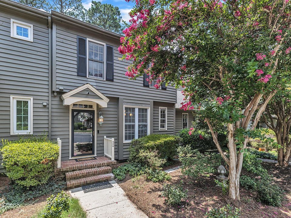 2nd image of 906 Albany Ct