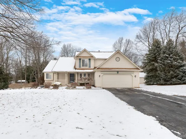 1614 High Pointe Dr, Oxford, MI 48371