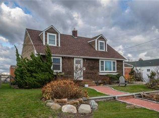 217 Inlet Dr, Lindenhurst, NY 11757