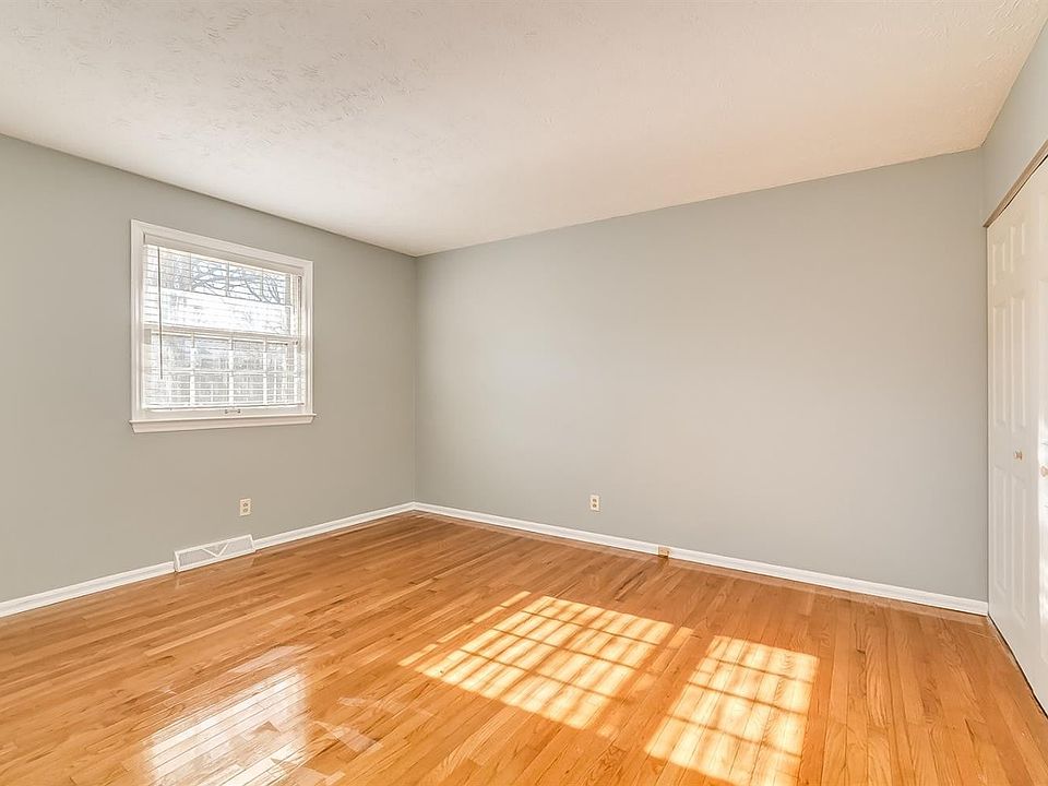 1st image of 221 Wildwood Pl
