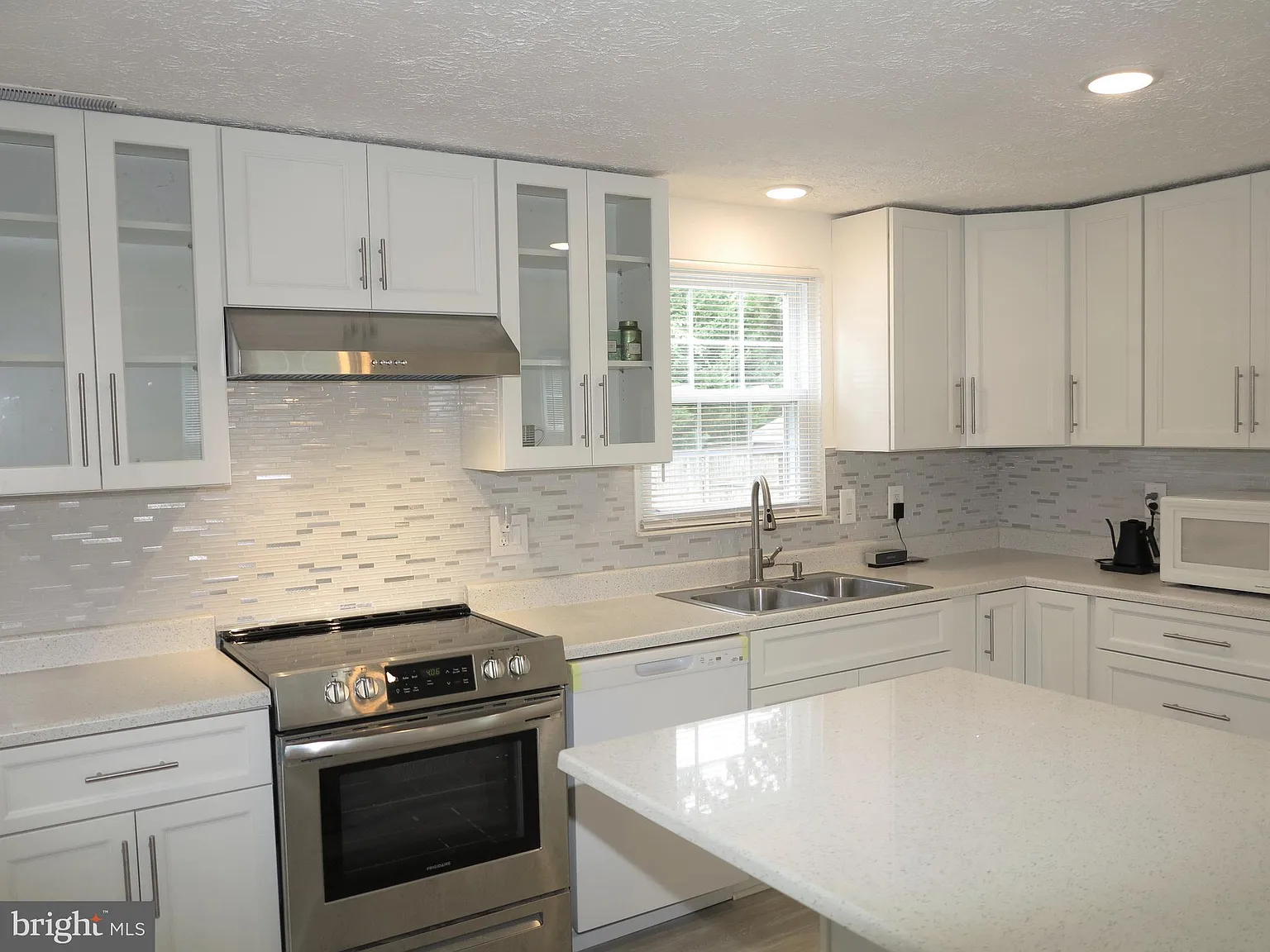3 bed, 2.5 bath, 1664 sqft, $3,650 — Photo 2