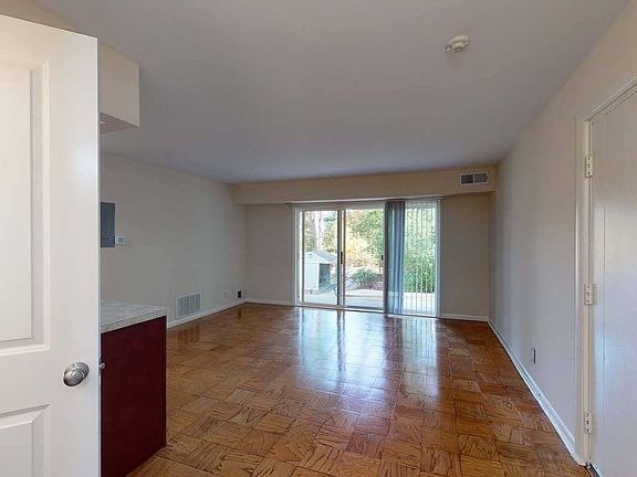 3rd image of 301 Engamore Ln
