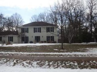 8 Deerfield Ln, Charleston, IL 61920
