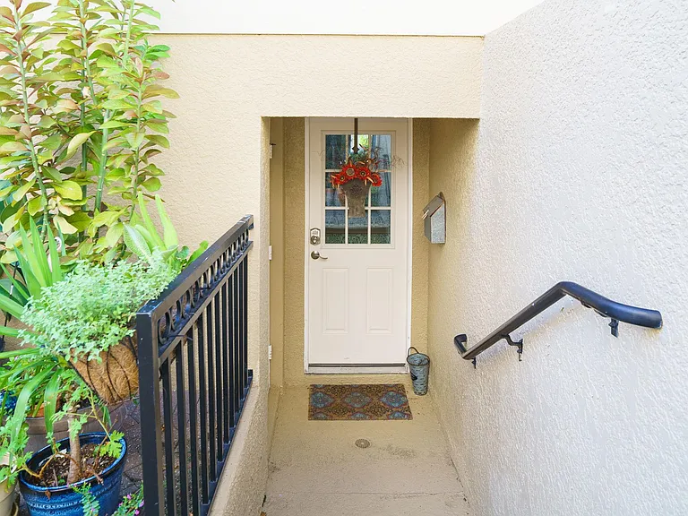 250 Westlawn Dr #605 — Photo 3