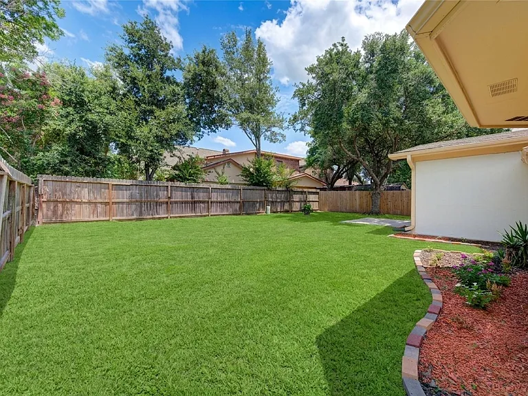 7302 Greenwood Point Dr — Photo 38