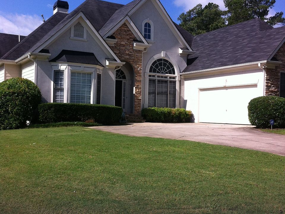 Beautiful Ranch with privacy fence