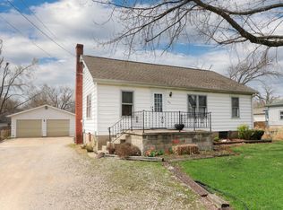 705 S Locust St, Delavan, IL 61734