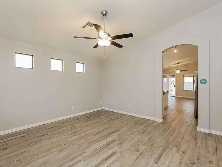 953 E Greenlee Ave — Photo 3