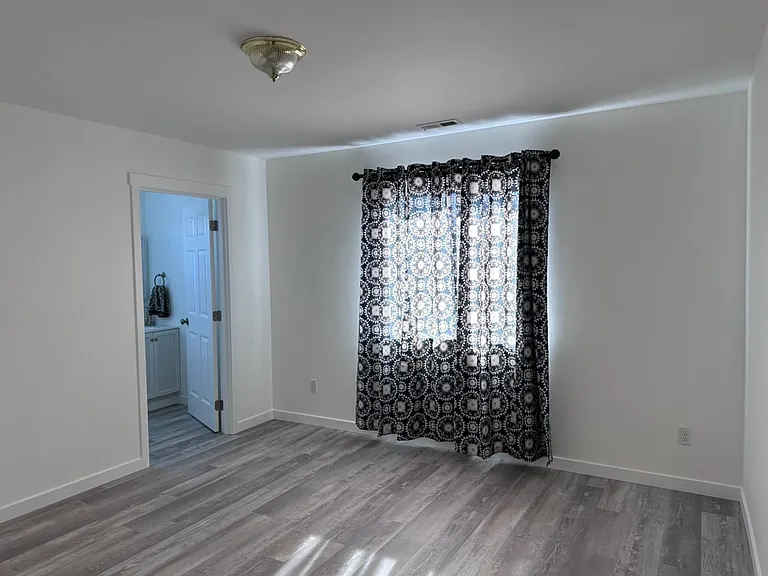 Upstairs -bedroom 2 has on-suite bathroom