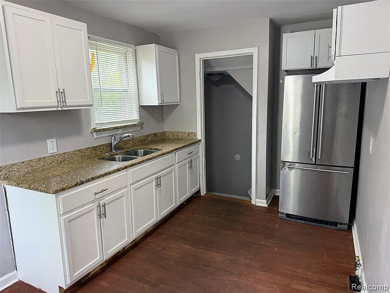 14903 Woodmont Ave — Photo 3