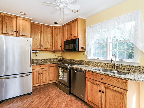 4th image of 92 Carlisle Ave