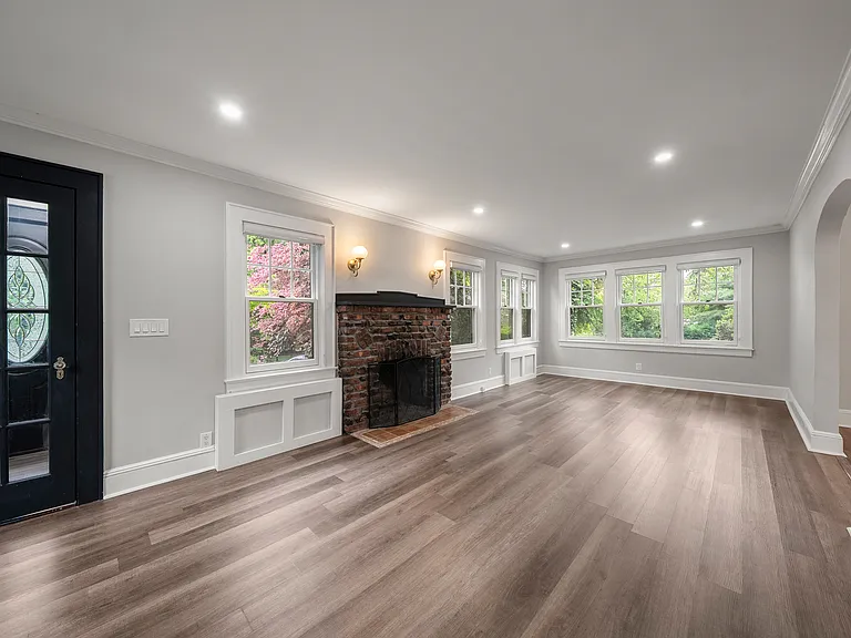 243 Jefferson Ave — Photo 5