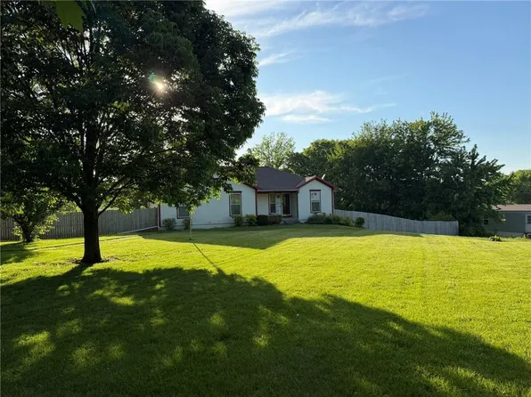 702 N Sunnynook School Rd, Buckner, MO 64016