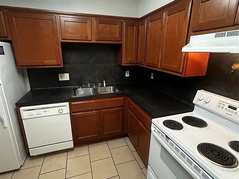 1604 Anderson St — Photo 3